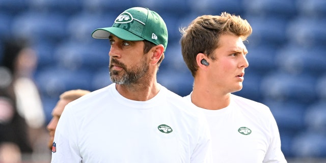 Aaron Rodgers and Zach Wilson during warmups