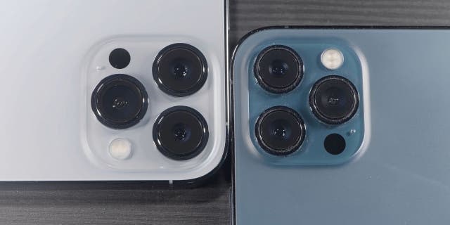 Beyaz iPhone kameraları ve mavi iPhone kameraları yakından