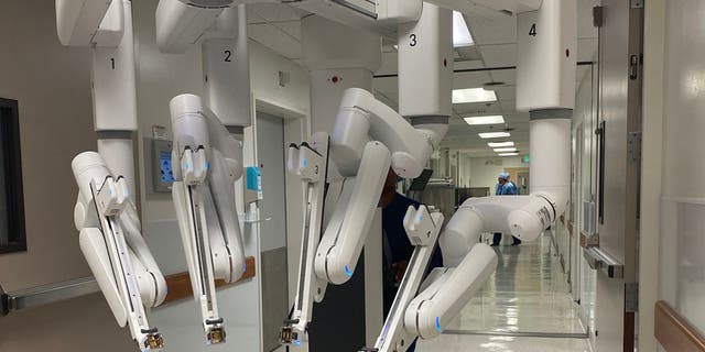 Photo of a robot that can perform surgery.