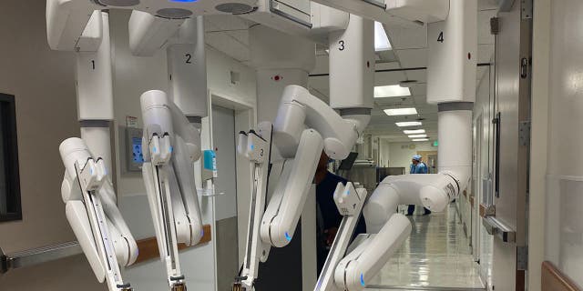 Ameliyat yapabilen bir robotun fotoğrafı.