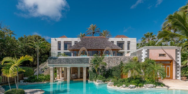 5-bedroom ocean and golf villa exterior