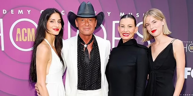Tim McGraw, Faith Hill and their two daughters on the red carpet