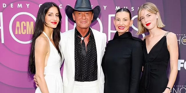 Tim McGraw, Faith Hill and their two daughters on the red carpet