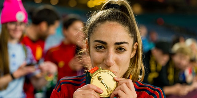 Olga Carmona kisses medal