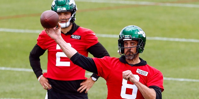 Aaron Rodgers throws ball