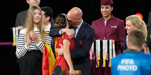 Luis Rubiales besando a un jugador