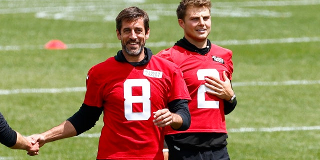 Aaron Rodgers and Zach Wilson on practice field