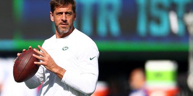 Aaron Rodgers warms up