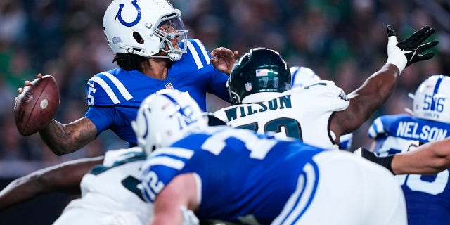 Anthony Richardson throws