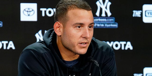 Anthony Rizzo talks to reporters