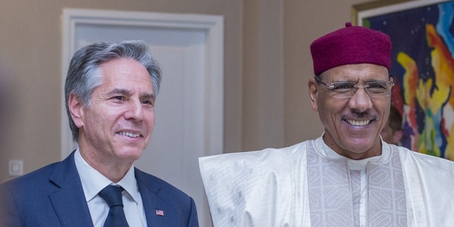 U.S. Secretary of State Antony Blinken (L) meets with Niger President Mohamed Bazoum