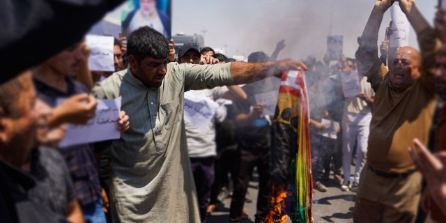 Iraq pride flag burning
