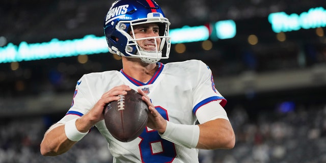 Daniel Jones smiles during warmups