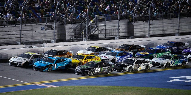 Daytona close race