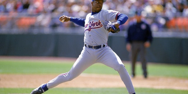 Dwight Gooden pitches