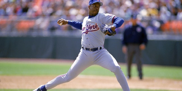 Dwight Gooden pitches