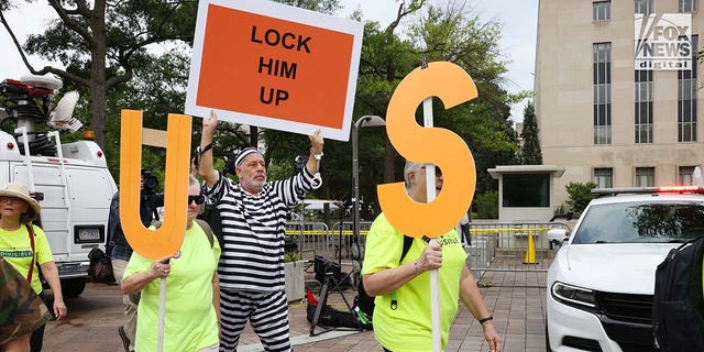 Protestors rally outside of federal court ahead of Trump's arraignment