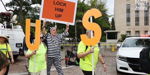 Protestors rally outside of federal court ahead of Trump's arraignment
