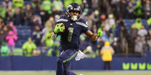 D'Wayne Eskridge carries the ball