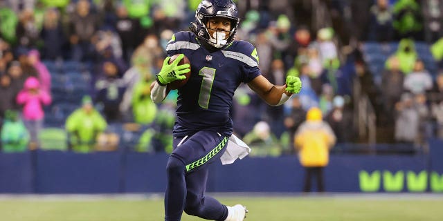 D'Wayne Eskridge carries the ball