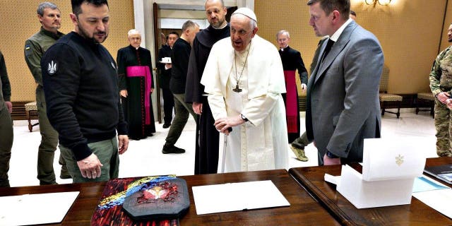 Exchange of presents between Pope Francis and Volodymyr Zelenskyy