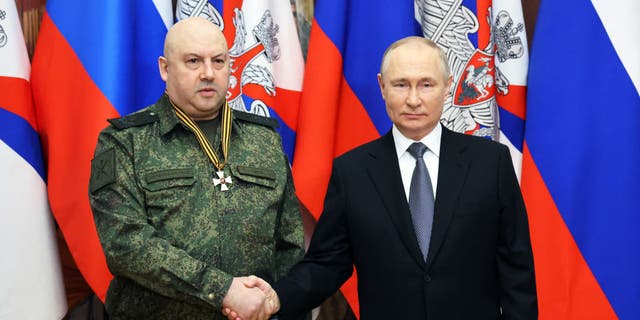 Surovikin and Putin shake hands