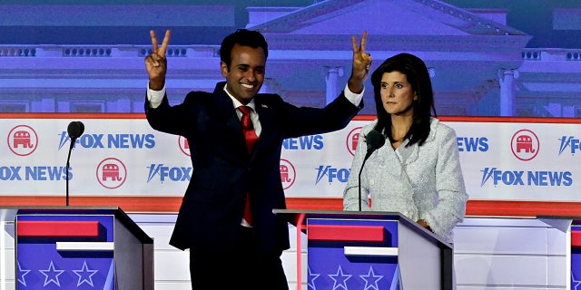 Ramaswamy flashing peace sign