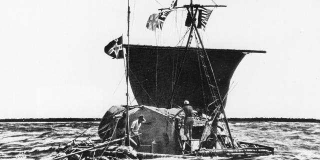 La balsa Kon-Tiki en el mar