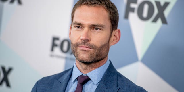 Seann William Scott posing on the red carpet