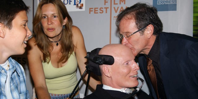 Robin William kisses Christopher Reeve's head