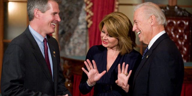 Sen. Scott Brown, R-Mass., participates in a ceremonial swearing in