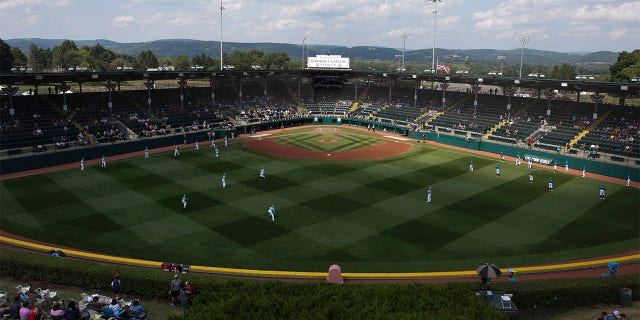 Players warm up for the LLWS