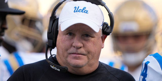 Chip Kelly coaches against Cal