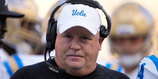 Chip Kelly coaches against Cal