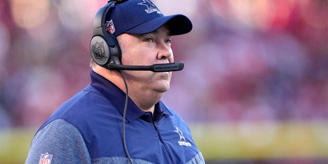 Mike McCarthy coaches against the 49ers