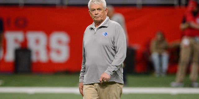 Dennis Erickson coaches the Salt Lake Stallions