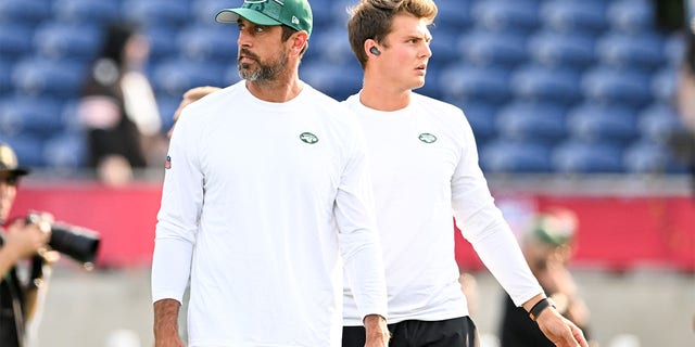 Aaron Rodgers and Zach Wilson warm up