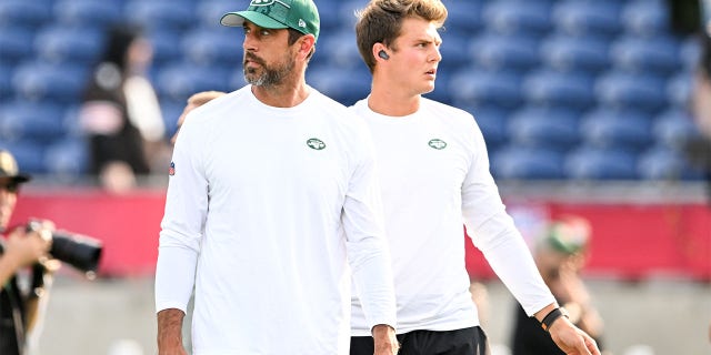 Aaron Rodgers and Zach Wilson warm up