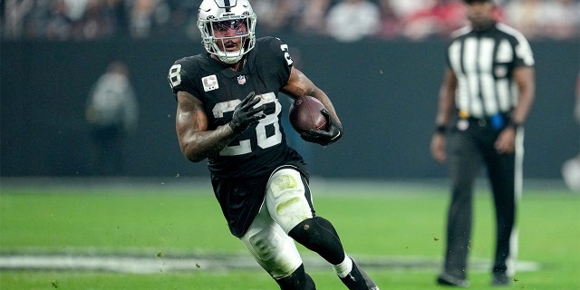 Josh Jacobs runs against the Chiefs