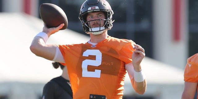 Kyle Trask goes through drills at training camp