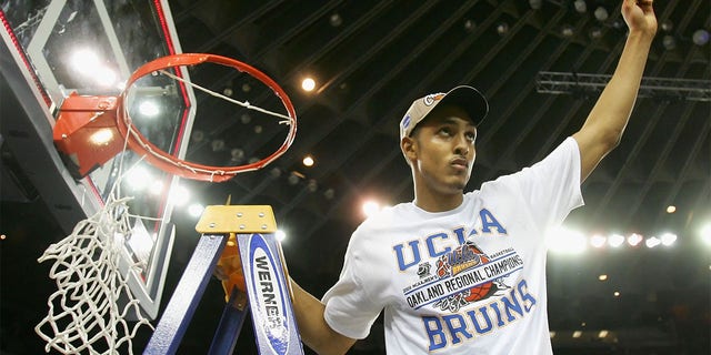 Ryan Hollins cuts down the nets