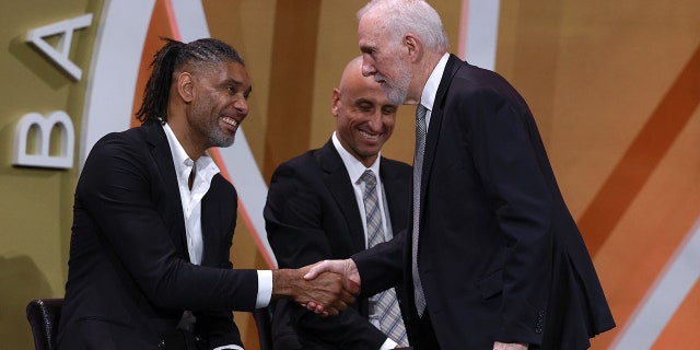 Gregg Popovich shakes Tim Duncan's hand