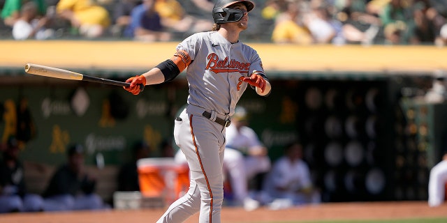 Gunnar Henderson swings bat