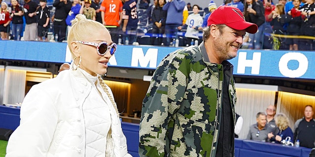 Gwen Stefani and Blake Shelton at a football game