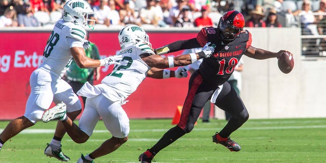 Jalen Mayden avoids the rush