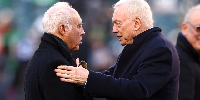 Jeffrey Lurie talks with Jerry Jones