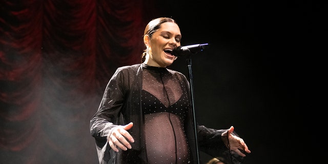 Jessie J performs while pregnant