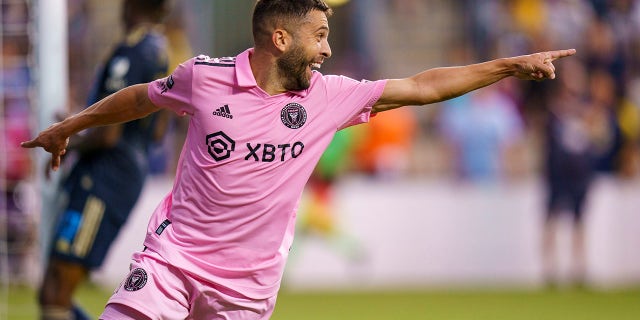 Jordi Alba celebrates