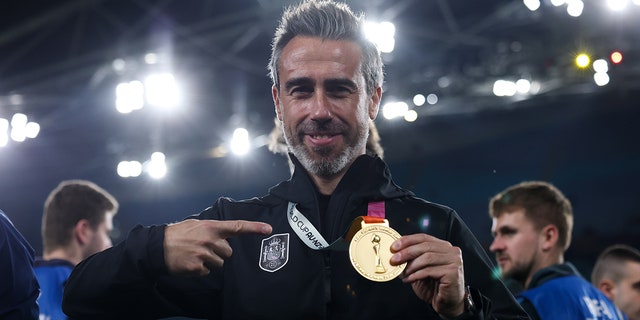 Jorge Vilda points at gold medal
