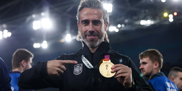 Jorge Vilda points at gold medal